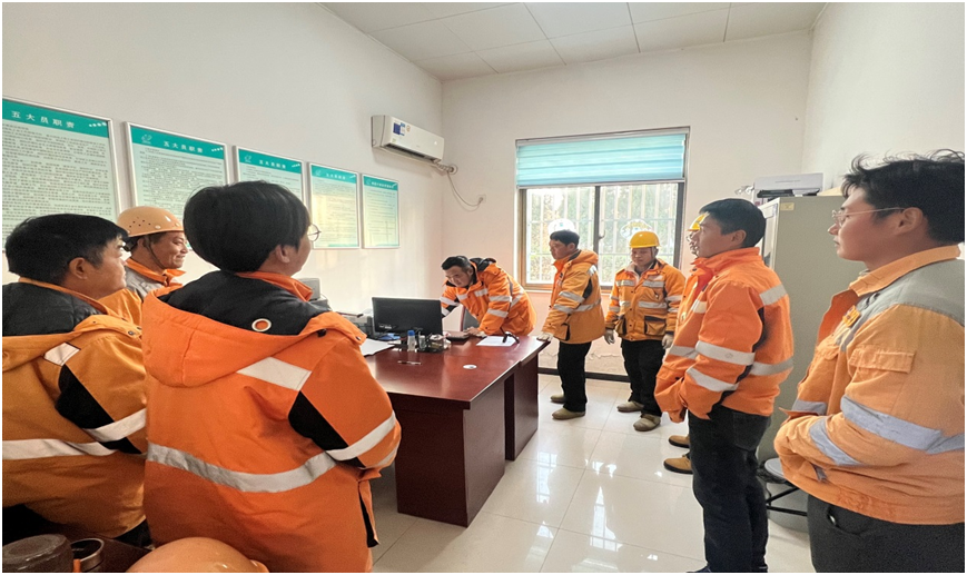 凝心聚力全力打贏“三?！惫?jiān)戰(zhàn)——淮北電力車(chē)間組織召開(kāi)車(chē)間標(biāo)準(zhǔn)化、規(guī)范化現(xiàn)場(chǎng)會(huì)(圖3)