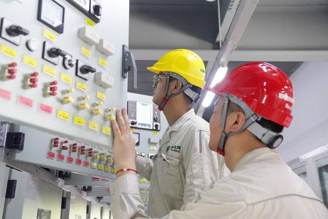 重慶銅梁：首座220千伏智能半戶內變電站建成投運保障區(qū)域迎峰度夏(圖2)