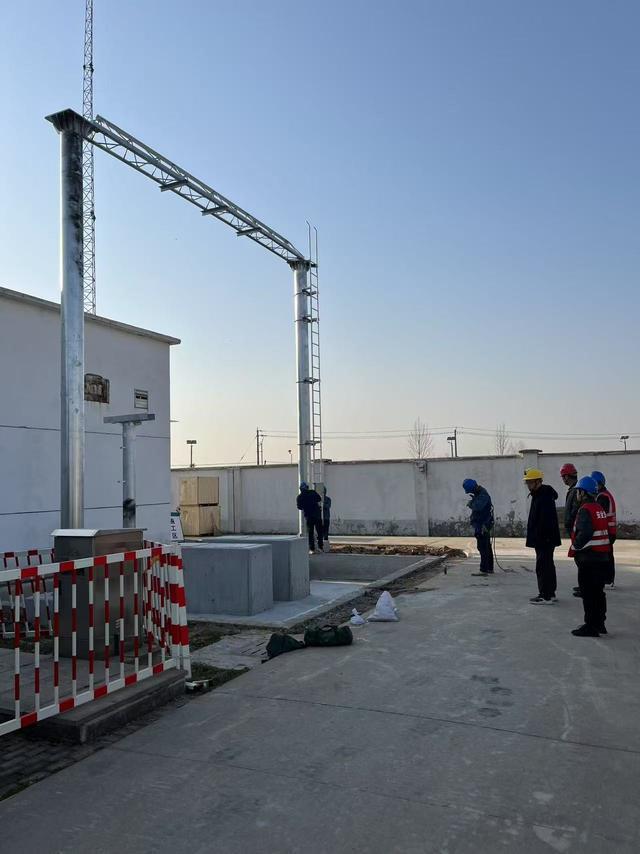 信陽市區(qū)肖王35千伏變電站擴建工程主變構(gòu)架組立圓滿完成(圖2)
