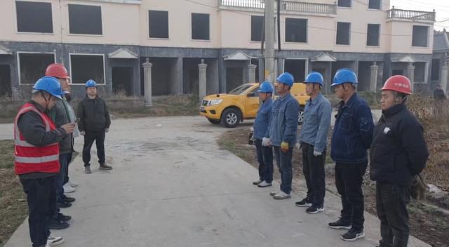 信陽市區(qū)肖王35千伏變電站擴建工程主變構(gòu)架組立圓滿完成(圖3)